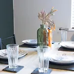 Well-maintained 3-bedroom Free Wifi & Parking Ideal For Families & Contractors Apartmán *