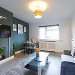 Apartmán Well-maintained 3-bedroom Free Wifi & Parking Ideal For Families & Contractors Leeds (West Yorkshire)