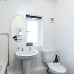 Well-maintained 3-bedroom Free Wifi & Parking Ideal For Families & Contractors Leeds (West Yorkshire)