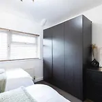 Well-maintained 3-bedroom Free Wifi & Parking Ideal For Families & Contractors Apartmán *