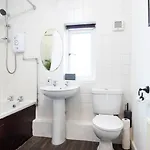 Well-maintained 3-bedroom Free Wifi & Parking Ideal For Families & Contractors Leeds (West Yorkshire)