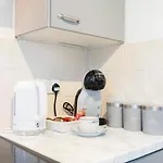 Well-maintained 3-bedroom Free Wifi & Parking Ideal For Families & Contractors Apartmán