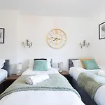Well-maintained 3-bedroom Free Wifi & Parking Ideal For Families & Contractors