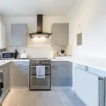 Well-maintained 3-bedroom Free Wifi & Parking Ideal For Families & Contractors Apartmán