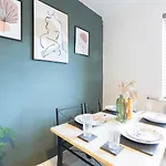 Well-maintained 3-bedroom Free Wifi & Parking Ideal For Families & Contractors Apartmán *