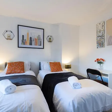 Apartment Modern 3-bedroom Free Wifi & Parking Ideal For Families & Contractors