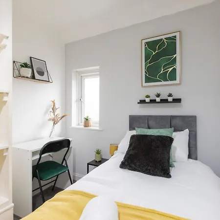 Apartment Modern 3-bedroom Free Wifi & Parking Ideal For Families & Contractors *