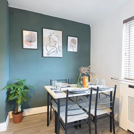 Modern 3-bedroom Free Wifi & Parking Ideal For Families & Contractors Апартаменти