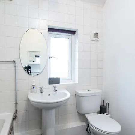 Modern 3-bedroom Free Wifi & Parking Ideal For Families & Contractors Лідс