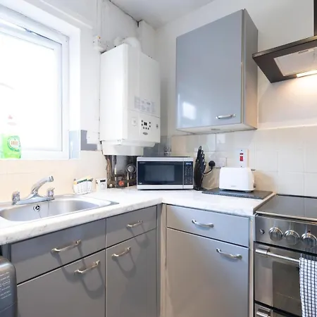 Well-maintained 3-bedroom Free Wifi & Parking Ideal For Families & Contractors