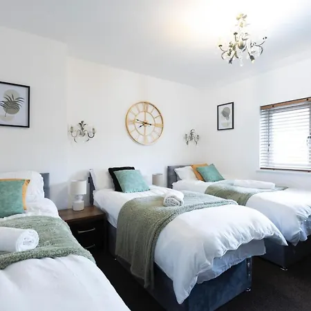 Апартаменти Modern 3-bedroom Free Wifi & Parking Ideal For Families & Contractors *