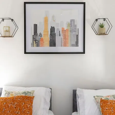 Modern 3-bedroom Free Wifi & Parking Ideal For Families & Contractors Apartment Leeds (West Yorkshire)