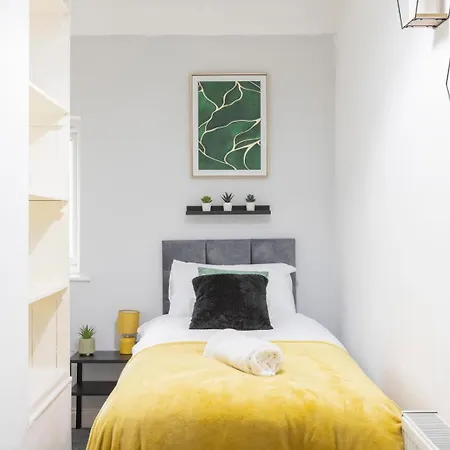 Modern 3-bedroom Free Wifi & Parking Ideal For Families & Contractors * Лідс