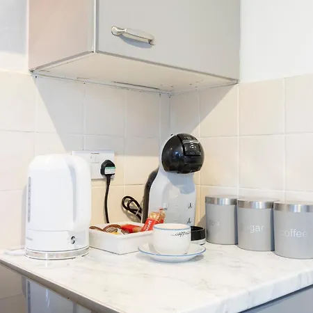 Modern 3-bedroom Free Wifi & Parking Ideal For Families & Contractors Apartment