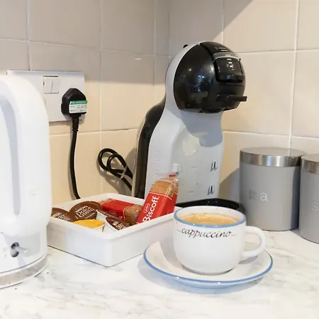 Apartment Modern 3-bedroom Free Wifi & Parking Ideal For Families & Contractors *