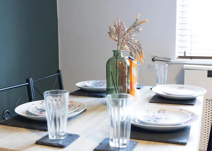 Modern 3-bedroom Free Wifi & Parking Ideal For Families & Contractors Апартаменти *