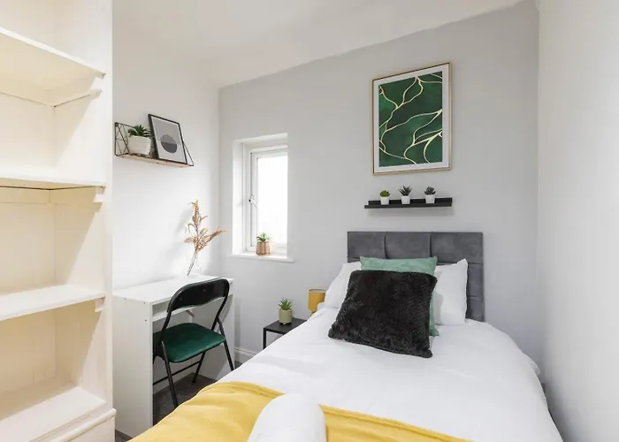 Apartment Modern 3-bedroom Free Wifi & Parking Ideal For Families & Contractors *