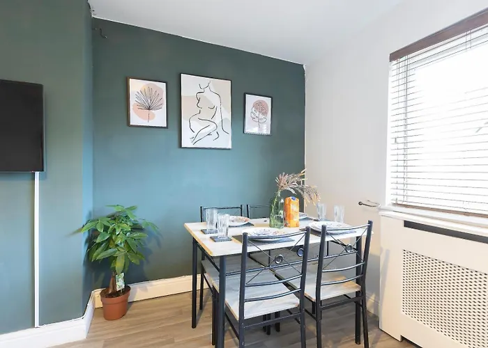 Modern 3-bedroom Free Wifi & Parking Ideal For Families & Contractors Apartment