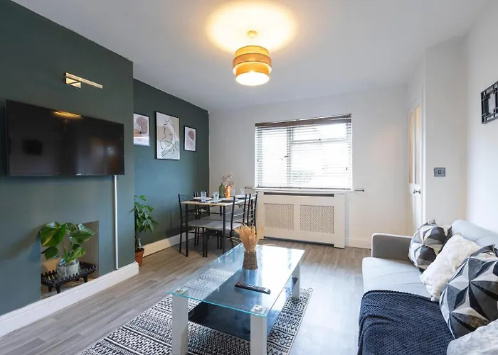 Апартаменти Modern 3-bedroom Free Wifi & Parking Ideal For Families & Contractors Лідс