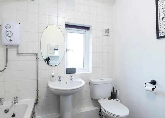 Modern 3-bedroom Free Wifi & Parking Ideal For Families & Contractors Leeds (West Yorkshire)