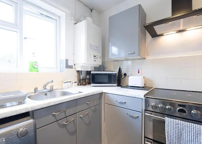 Modern 3-bedroom Free Wifi & Parking Ideal For Families & Contractors