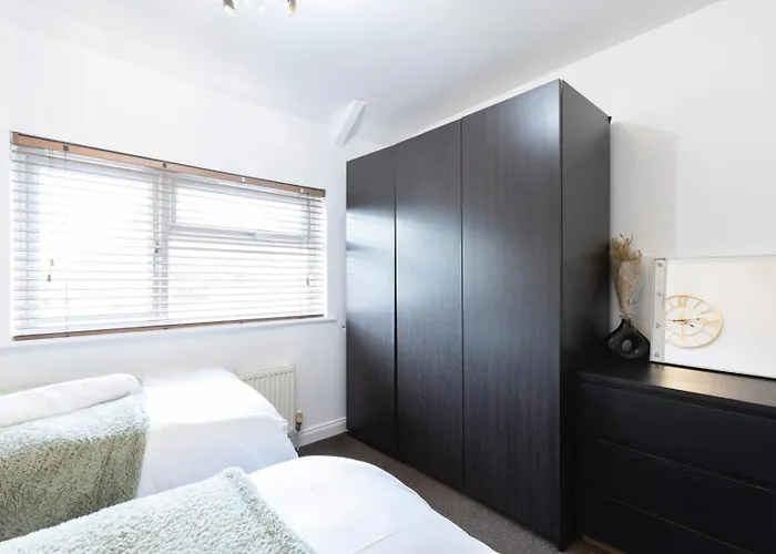 Modern 3-bedroom Free Wifi & Parking Ideal For Families & Contractors Apartment *