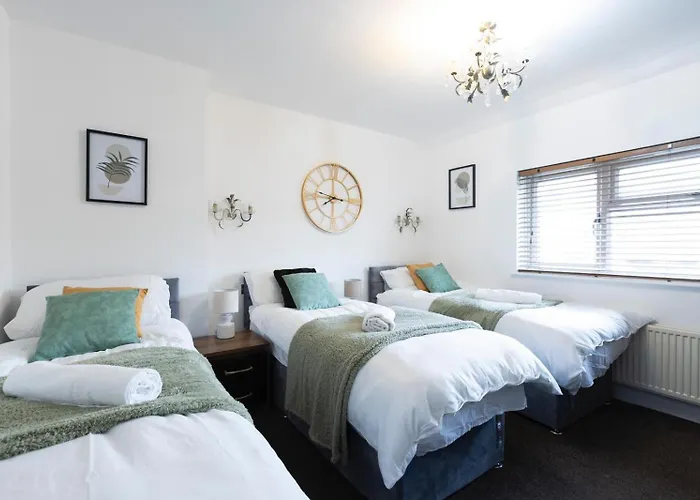 Apartment Modern 3-bedroom Free Wifi & Parking Ideal For Families & Contractors *