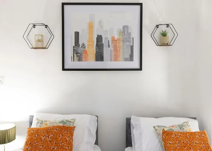 Modern 3-bedroom Free Wifi & Parking Ideal For Families & Contractors Апартаменти Лідс