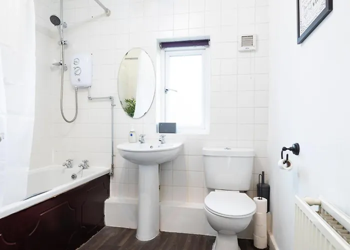 Modern 3-bedroom Free Wifi & Parking Ideal For Families & Contractors Лідс