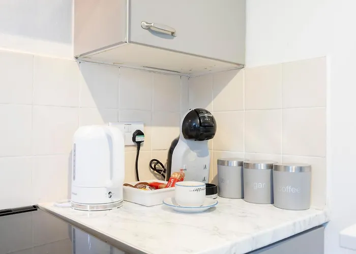 Modern 3-bedroom Free Wifi & Parking Ideal For Families & Contractors Apartment