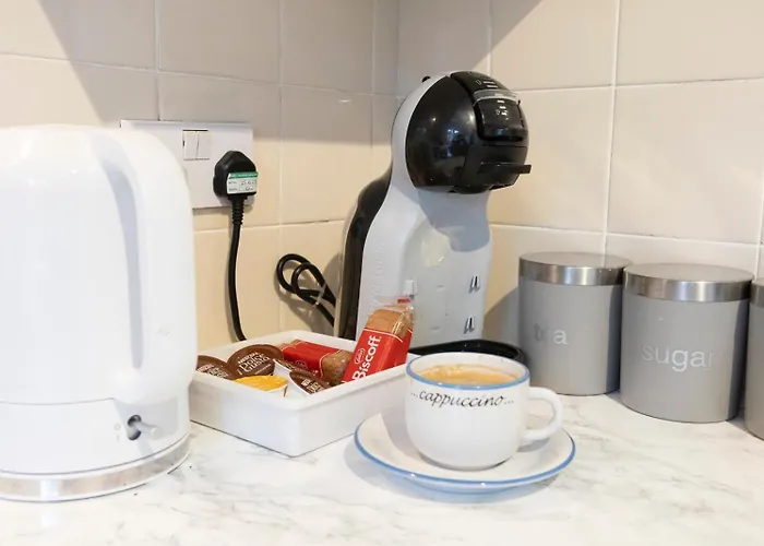 Apartment Modern 3-bedroom Free Wifi & Parking Ideal For Families & Contractors *