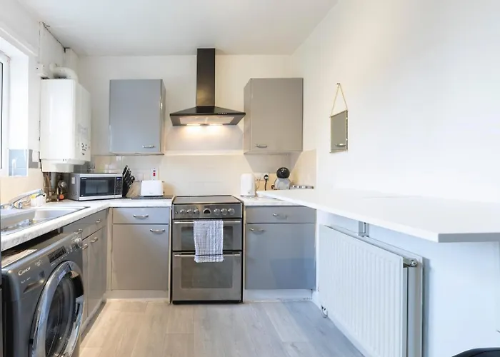 Modern 3-bedroom Free Wifi & Parking Ideal For Families & Contractors Апартаменти