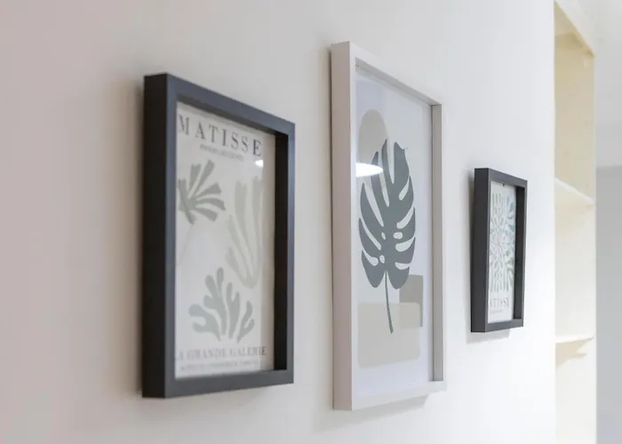 Apartment Modern 3-bedroom Free Wifi & Parking Ideal For Families & Contractors