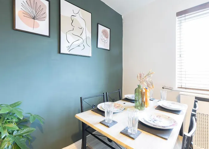 Modern 3-bedroom Free Wifi & Parking Ideal For Families & Contractors Apartment *