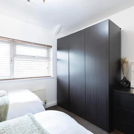 3-bedroom Free Wifi & Parking Ideal For Families & Contractors דירה *