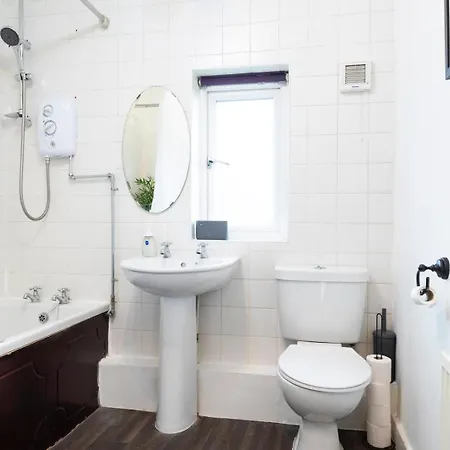 3-bedroom Free Wifi & Parking Ideal For Families & Contractors לידס