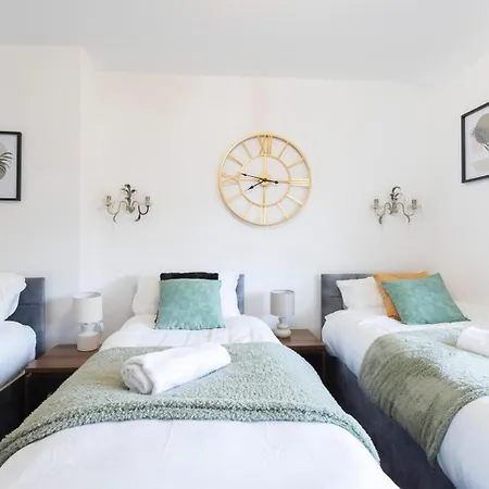 3-bedroom Free Wifi & Parking Ideal For Families & Contractors