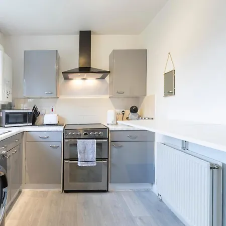 3-bedroom Free Wifi & Parking Ideal For Families & Contractors דירה
